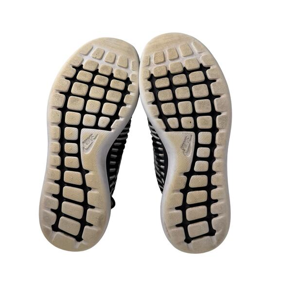 Nike Womens Roshe Two Flyknit Black and White Striped Sneakers in Size US 7.5 - Picture 8 of 9